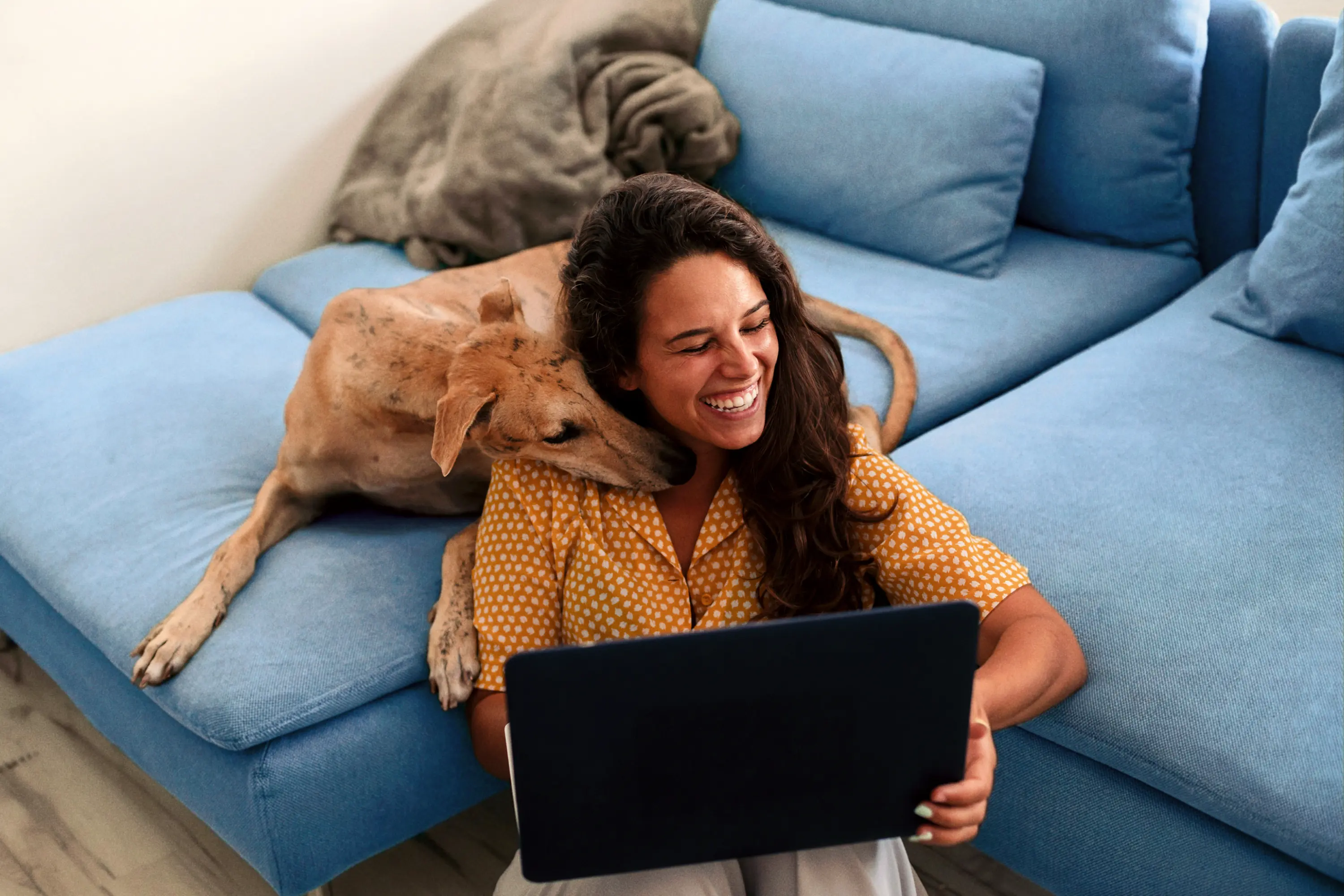 Mujer y perro en el sofá.