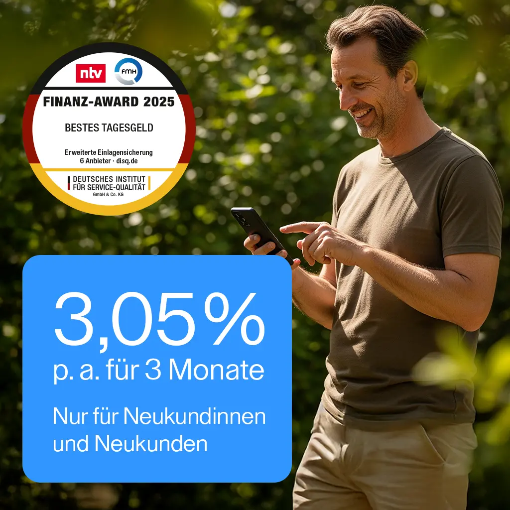 Mann mit T-Shirt und Smartphone im Wald, oben links Finanz-Award 2025 "Bestes Tagesgeld" und unten links steht 2,85 % p. a. für 3 Monate