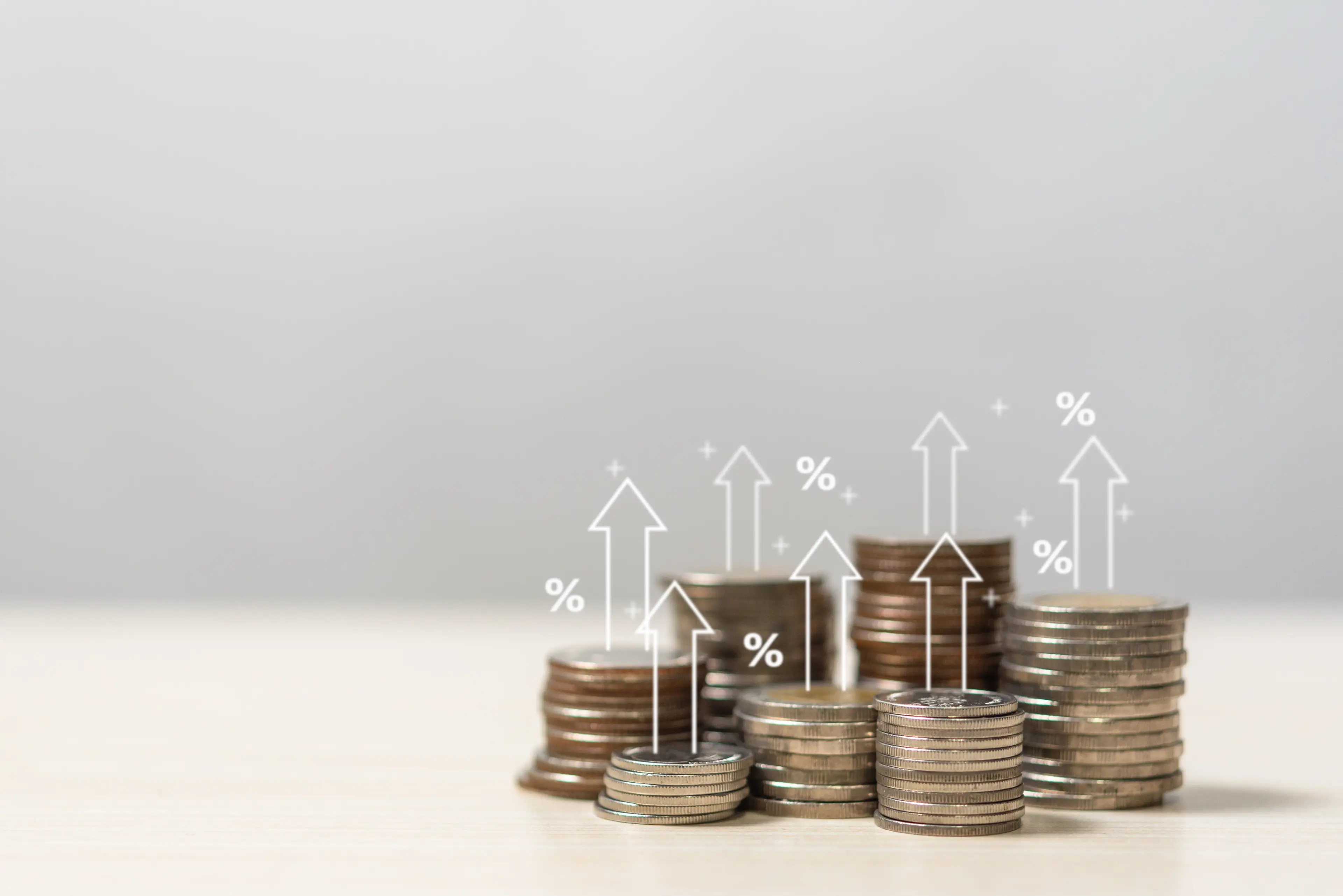 shutterstock_2267251743.jpg Geld met pijlen die omhoog wijzen