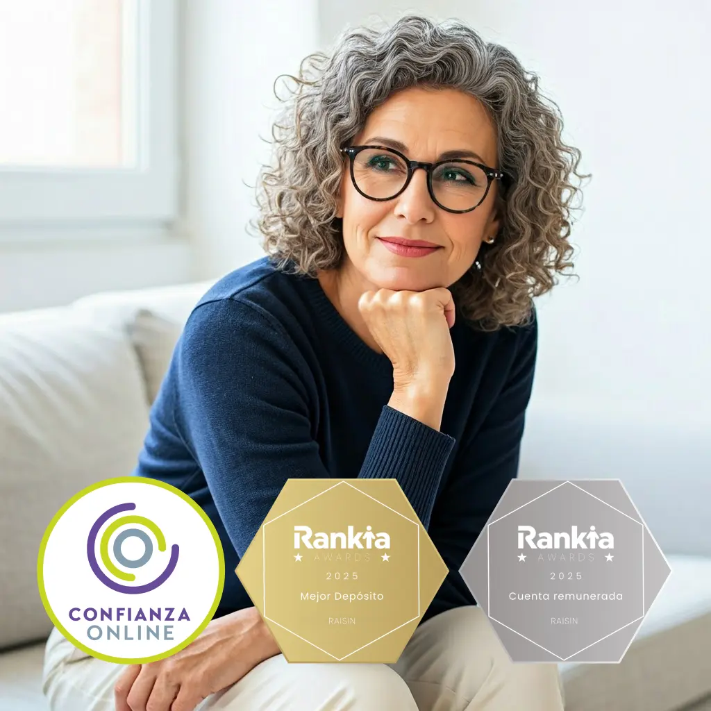 Mujer con gafas sentada en el sofá.