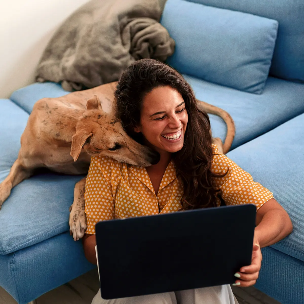 raisin_de_frau_hund_robo_advisor.png Frau mit Hund am Laptop richtet zu Hause ihre digitale Vermögensverwaltung ein.