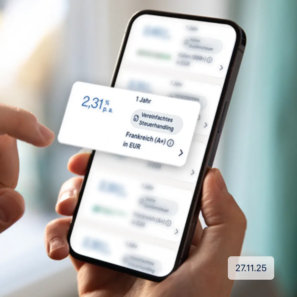 Raisin DE Freistellungsauftrag digital einreichen Bild zeigt ein Smartphone mit einem Raisin-Vergleichsrechner und einem herausstechenden Zinssatz "2,31 % p. a. für 1 Jahr" und dem Datum 21.11.25