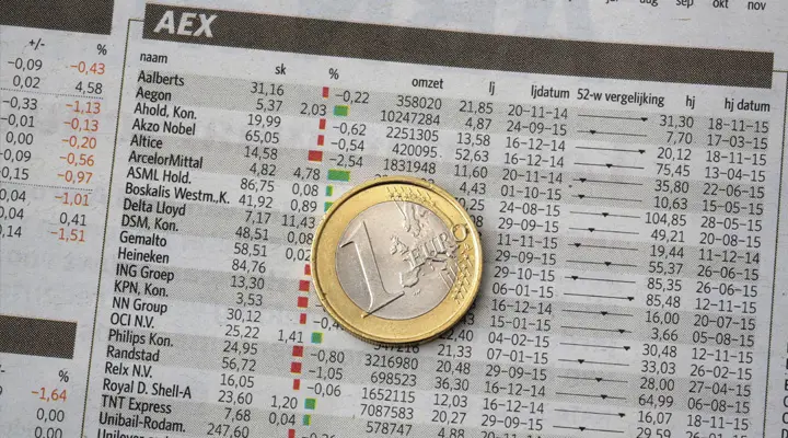 Een euromunt ligt op een geopende krant met AEX-koersen, wat de financiële markten en aandelenhandel uitbeeldt.