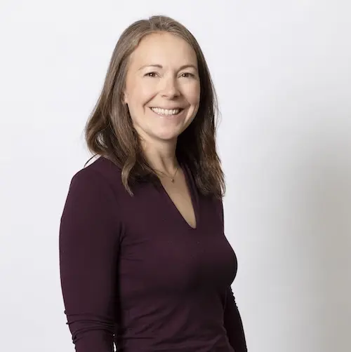 raisin-uk-rhiannon-byers.jpg A picture of Rhiannon Byers. She has brown shoulder-length hair and is wearing a burgundy-coloured top.