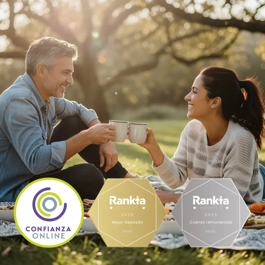 Pareja brindando con café.