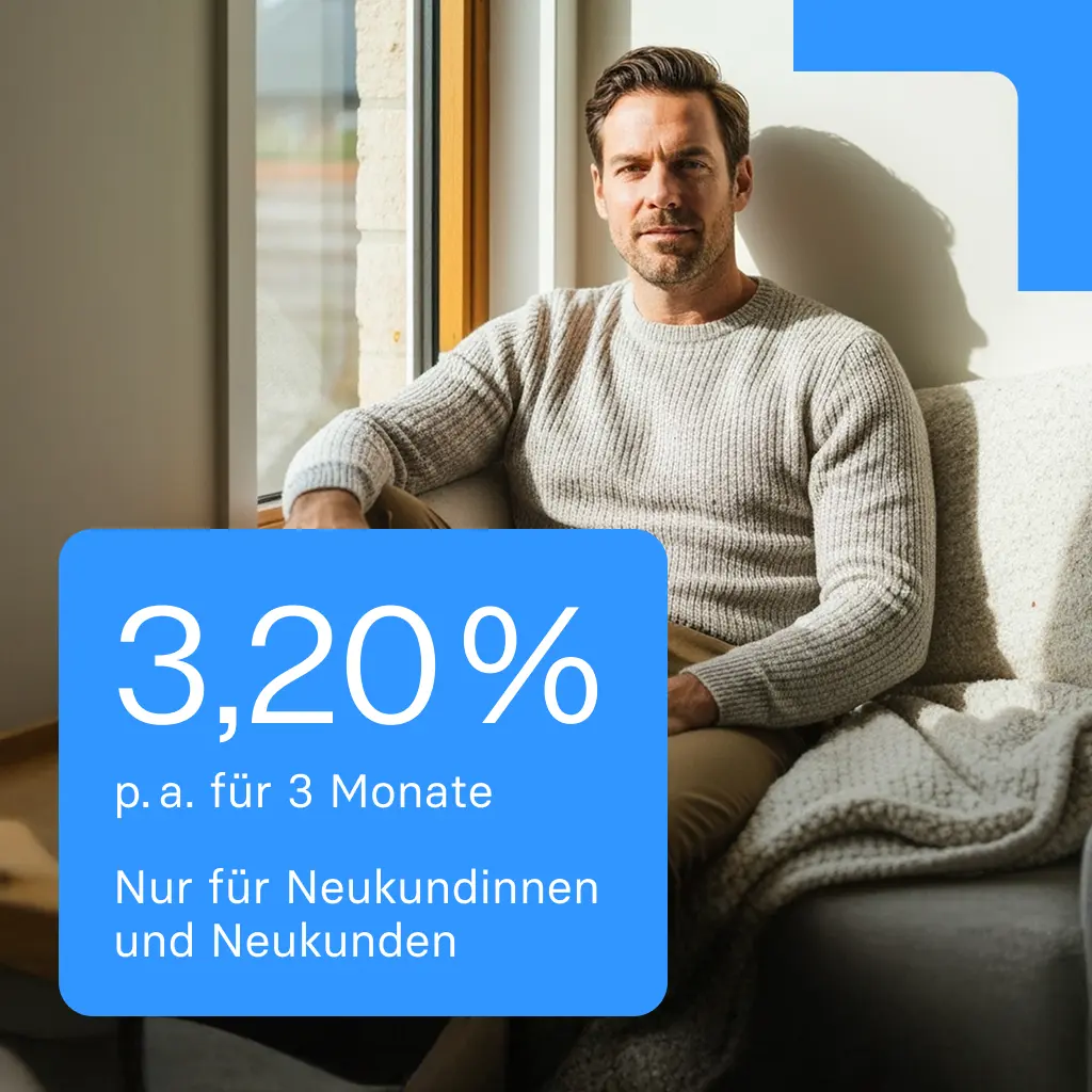 Mann mit T-Shirt und Smartphone im Wald und unten links steht 2,85 % p. a. für 3 Monate
