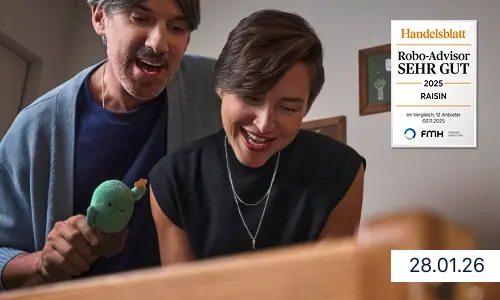 Raisin DE Warteliste Kinderdepot Eine Frau in Uniform steht in einem öffentlichen Innenraum und hält ein Smartphone. Sie blickt nach vorne und wirkt konzentriert. Im Hintergrund sind weitere Personen unscharf zu erkennen.“