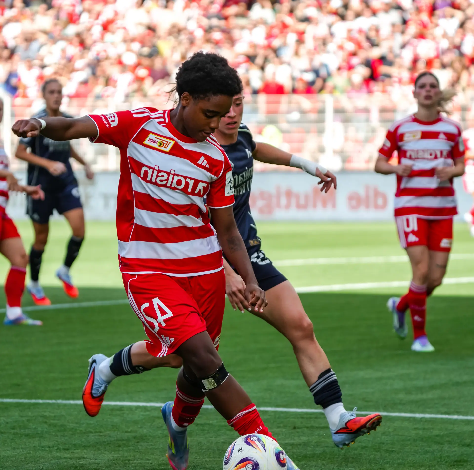 1. FC Union Berlin Frauen: Spielerin Naika Reissner am Ball auf dem Fußballfeld