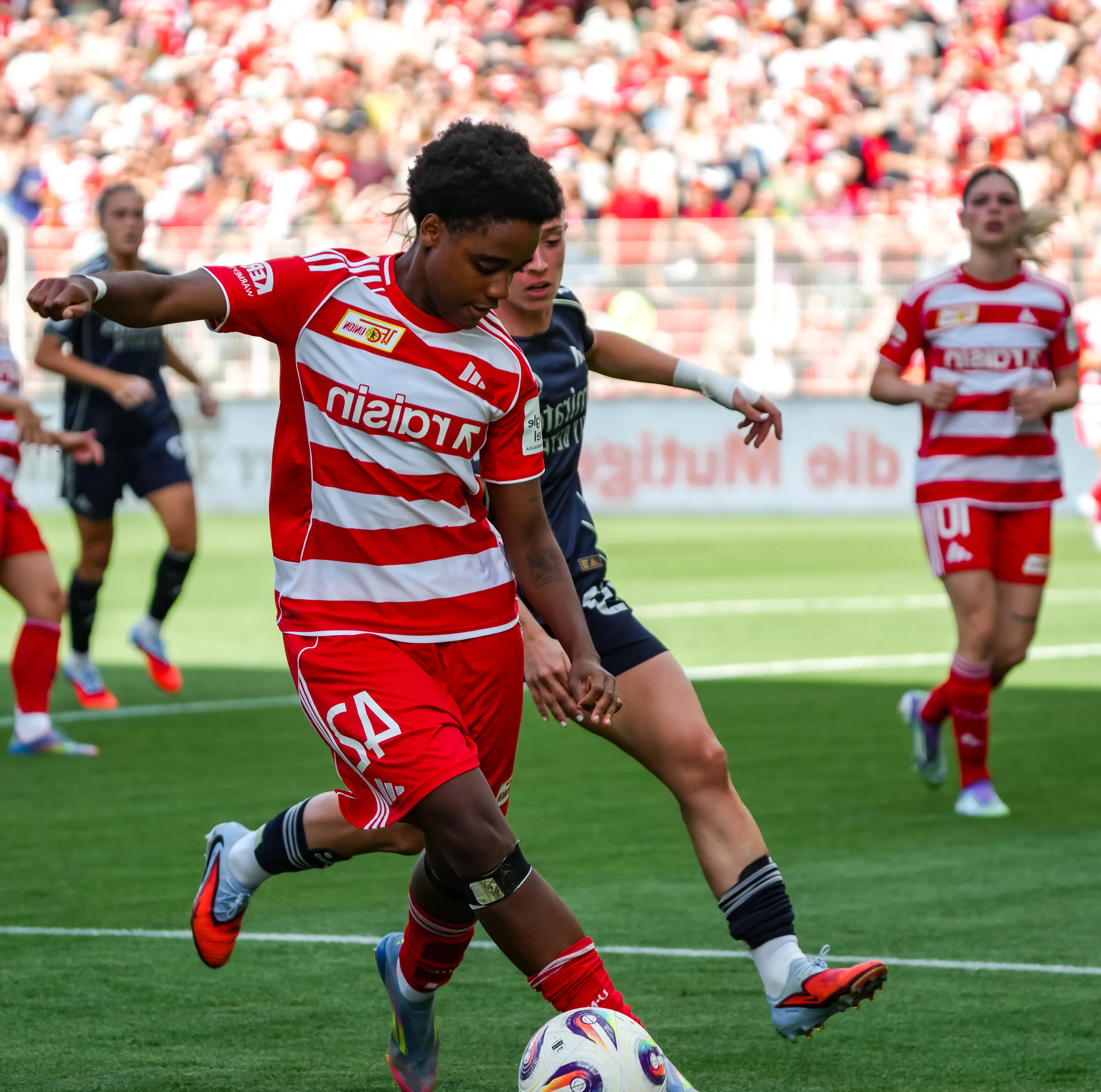 Raisin DE Raisin Union Berlin Frauen Sponsor 1. FC Union Berlin Frauen: Spielerin Naika Reissner am Ball auf dem Fußballfeld