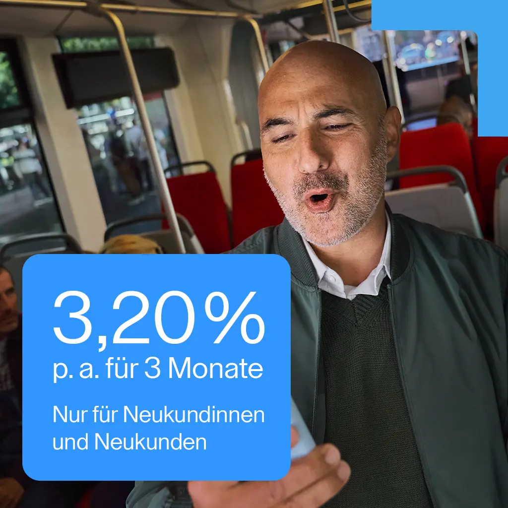 Frau in Pilotenuniform, die ein Smartphone hält. Links im Bild steht ein blaues Feld mit dem Text ‚3,20 % p. a. für 3 Monate – nur für Neukundinnen und Neukunden‘. Darüber sind Auszeichnungen zu sehen, darunter ‚Handelsblatt – Bester Finanzdienstleister 2020–2025‘ und ‚Finanz-Award 2025 – Bestes Tagesgeld