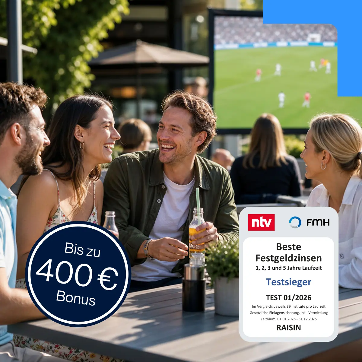 Jubelnde Fußballfans mit Deutschland-Fahne, einem ‚Bis zu 400 € Bonus‘-Button und dem ntv-Testsiegel für beste Festgeldzinsen 01/2026.