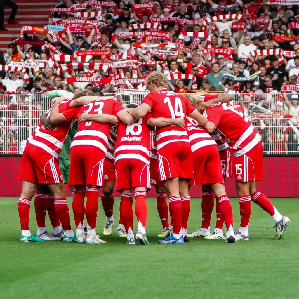 Raisin DE UNION Berlin Schulter an Schulter Ihr Gebot für den guten Zweck: Stiftung UNION VEREINT. Schulter an Schulter