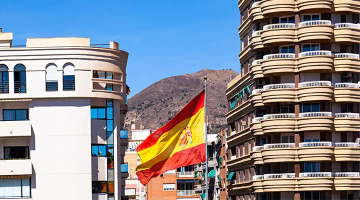 Bandera de España y edificios.