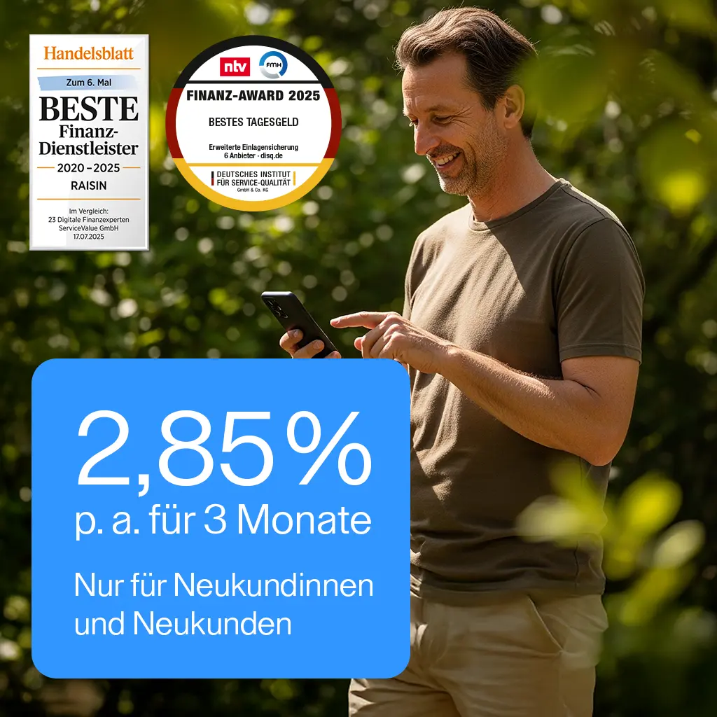 Mann mit T-Shirt und Smartphone im Wald, oben links Handelsblatt-Award "Beste Finanzdienstleister" und Finanz-Award 2025 "Bestes Tagesgeld" und unten links steht 2,85 % p. a. für 3 Monate