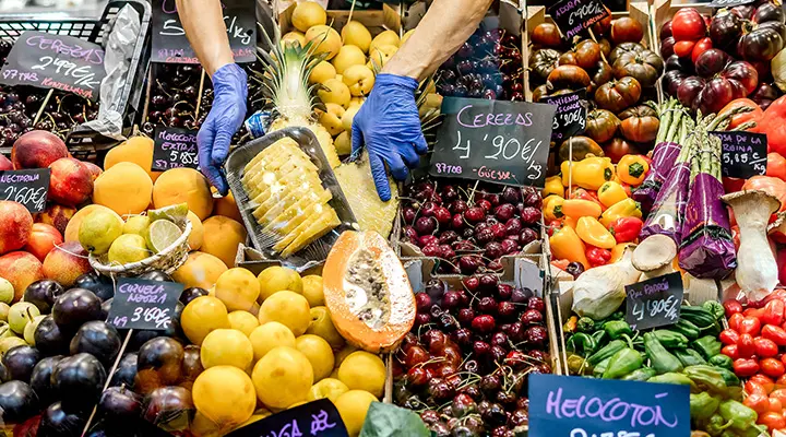 Frutas en supermercado.