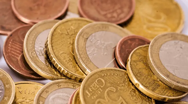 Monedas de cincuenta céntimos y un euro.