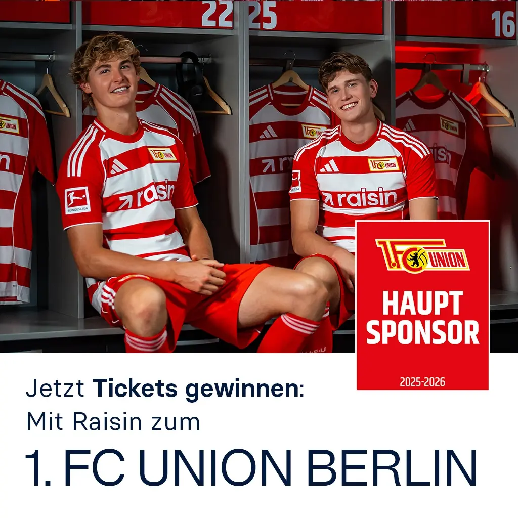 Werbegrafik mit zwei Fußballspielern des 1. FC Union Berlin in der Umkleidekabine, beide tragen rot-weiße Trikots mit Raisin-Logo. Daneben ein rotes Signet mit dem Vereinslogo und dem Hinweis ‚Hauptsponsor 2025–2026‘. Unten Text: ‚Jetzt Tickets gewinnen: Mit Raisin zum 1. FC Union Berlin‘.