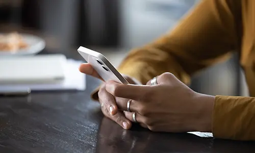 Handen die telefoon vasthouden