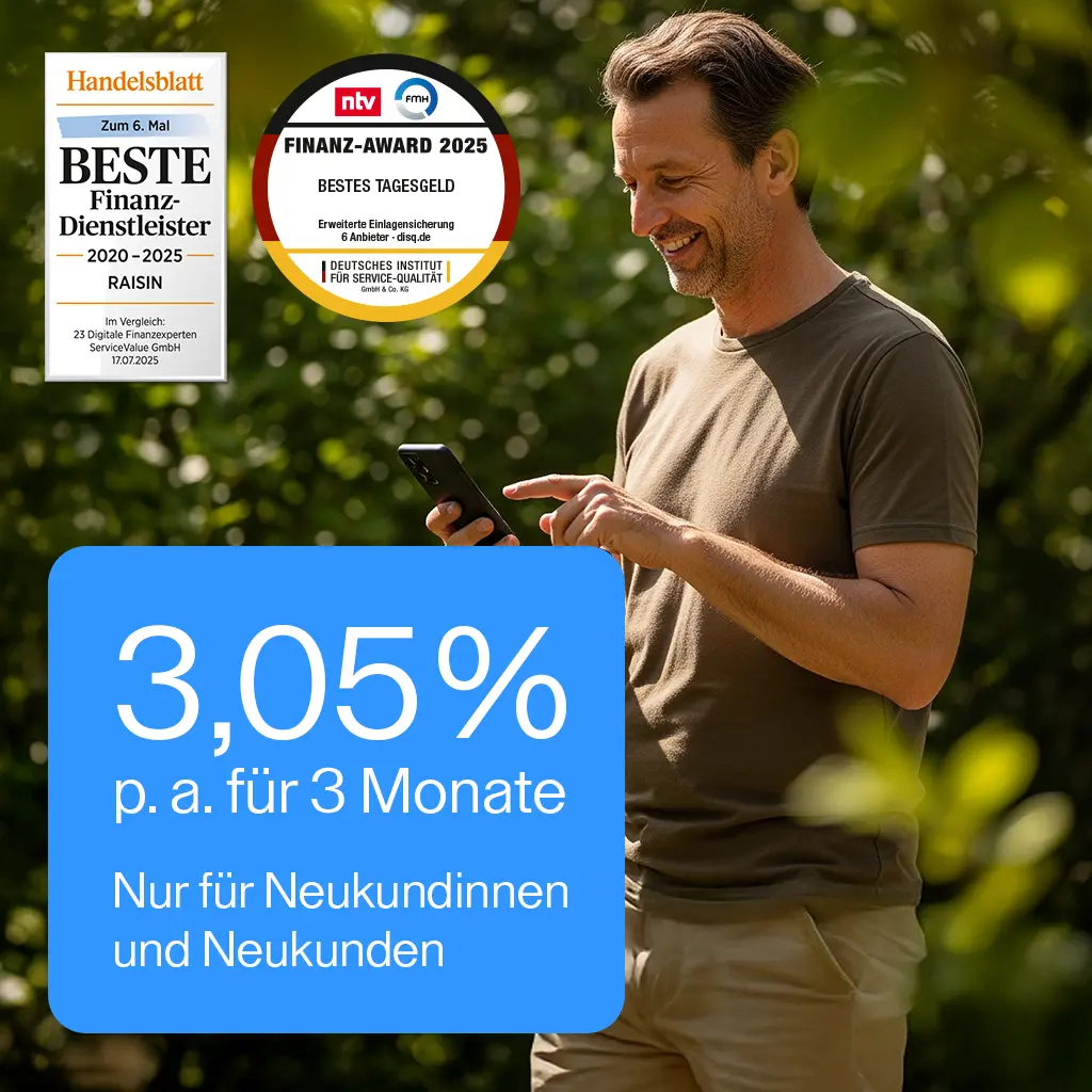 Mann mit T-Shirt und Smartphone im Wald, oben links Handelsblatt-Award "Beste Finanzdienstleister" und Finanz-Award 2025 "Bestes Tagesgeld" und unten links steht 3,05 % p. a. für 3 Monate