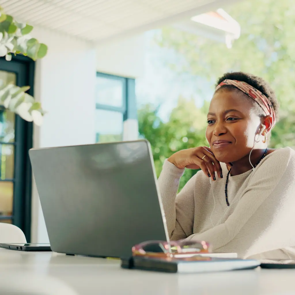 how-raisin-works_hero.png woman using computer