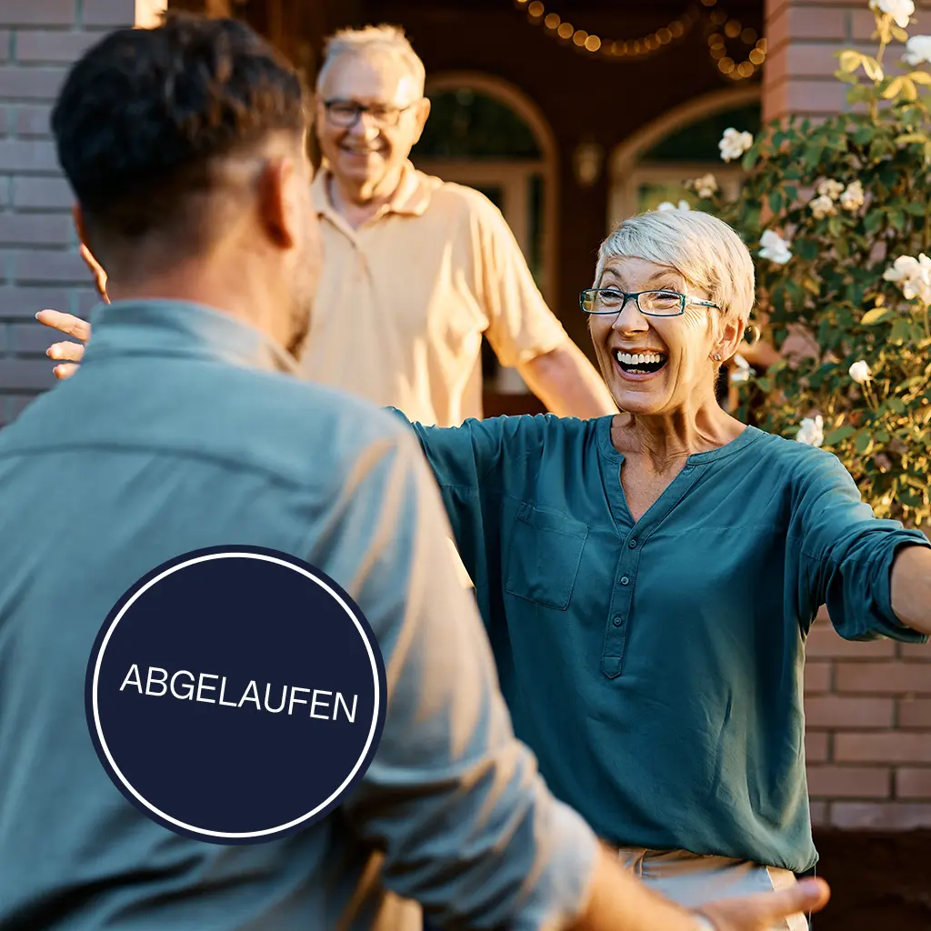 Frau und Mann begrüßen jüngeren Mann mit offenen Armen und freuen sich. Grafik zeigt zudem ein Batch mit der Aufschrift "abgelaufen"