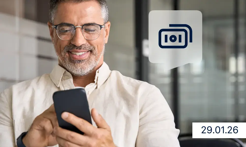 raisin_fr_instant_payments.jpg Homme consultant son smartphone, avec une icône représentant un paiement affichée à l’écran, illustrant un virement ou un paiement instantané.