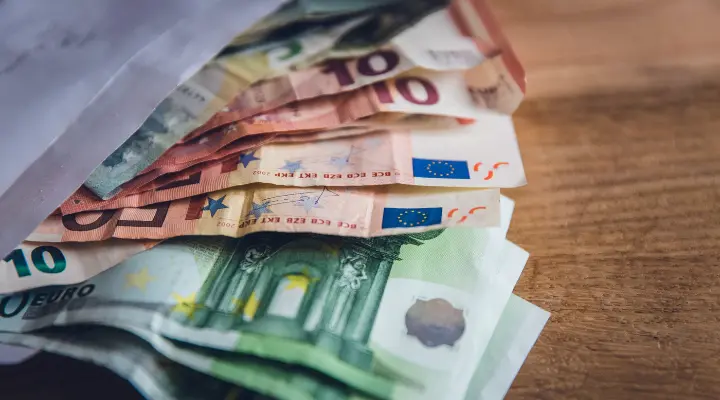 Billetes en un sobre para representar la rentabilidad de las letras del tesoro a 3 meses.