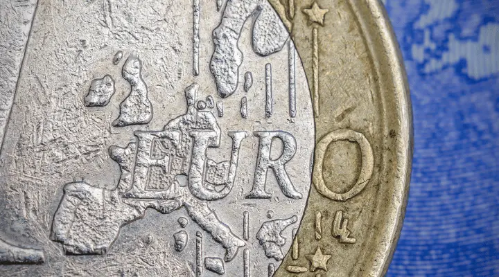Un euro y fondo azul.