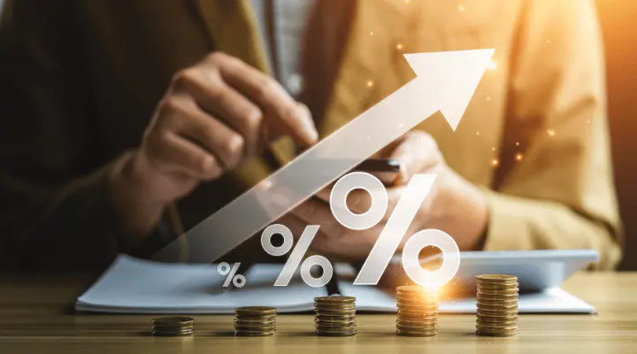 Mano escribiendo en el móvil y flecha hacia arriba y dos porcentajes blancos.