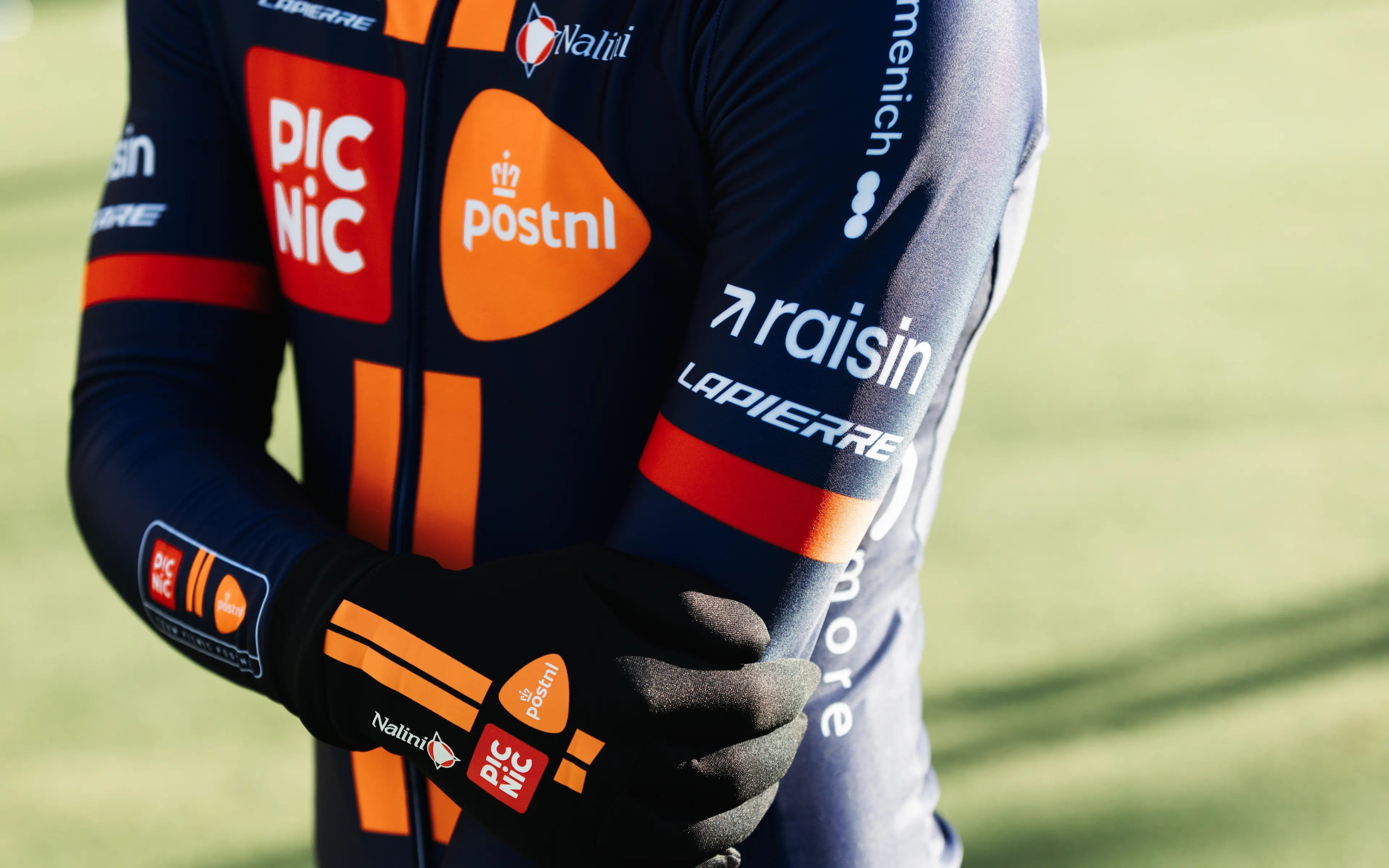 Raisin ES-camiseta del equipo de ciclismo Picnic PostNL.jpg Camiseta del equipo de ciclismo Picnic PostNL.