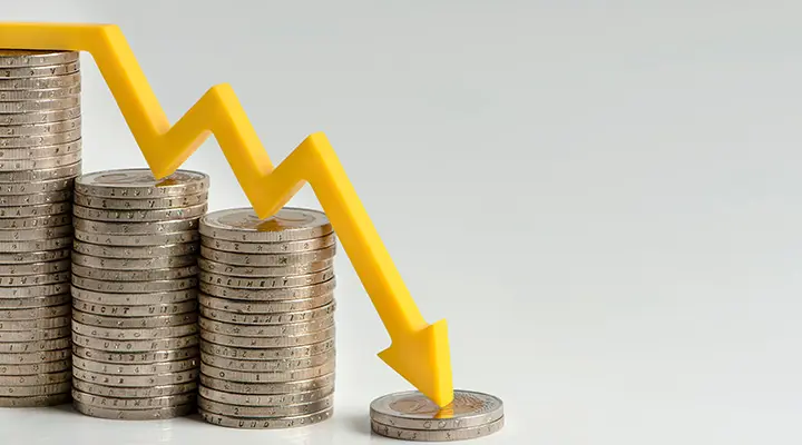 Monedas apiladas y flecha amarilla.