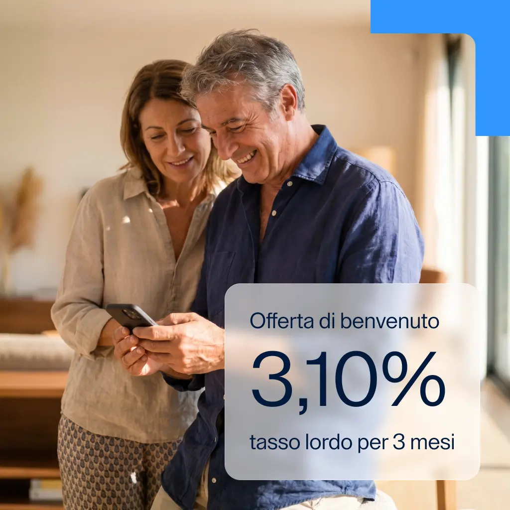 Coppia sorridente guarda lo smartphone. Badge blu con testo: Offerta di benvenuto, 3,10% tasso lordo per 3 mesi.