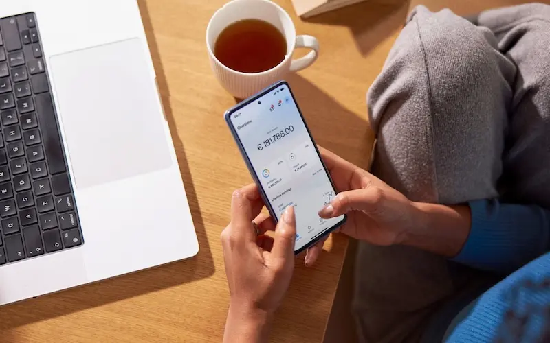Smartphone tra le mani di una donna