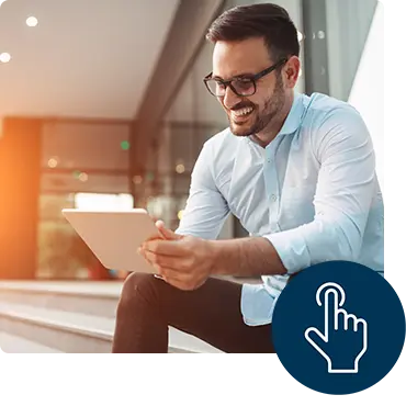 Ein Mann mit Brille und Hemd sitzt auf einer Stufe und blickt lächelnd auf sein Tablet, gemeinsam mit einem blauen Zeigefinger Icon.