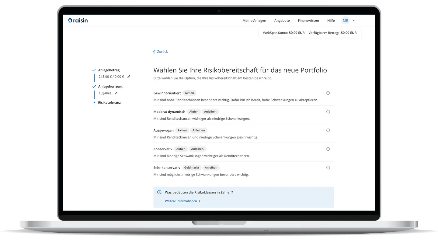 Raisin DE-Digitale Vermögensverwaltung Risikoklassen Ein Laptop zeigt den Schritt "Risikotoleranz" der digitalen Vermögensverwaltung. Es können eine aus fünf Risikoklassen gewählt werden.