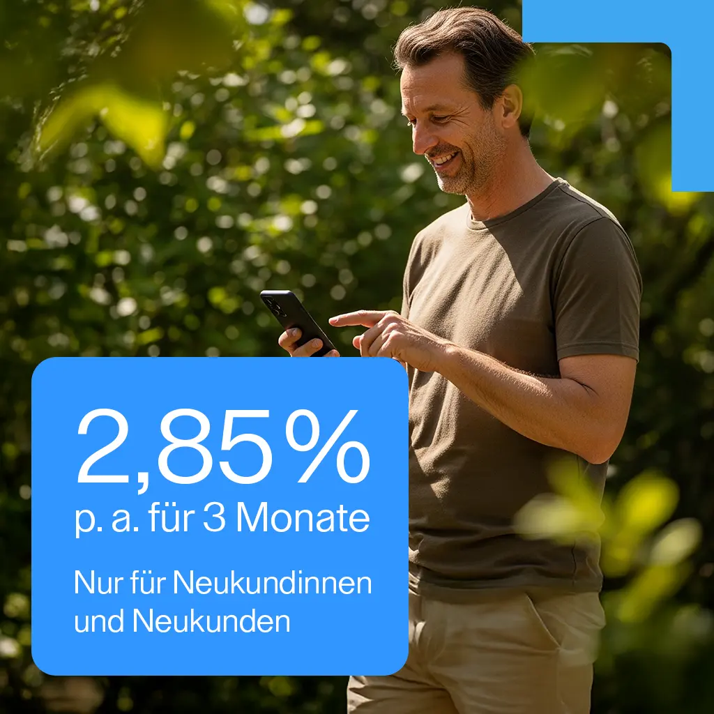 Mann mit T-Shirt und Smartphone im Wald und unten links steht 2,85 % p. a. für 3 Monate