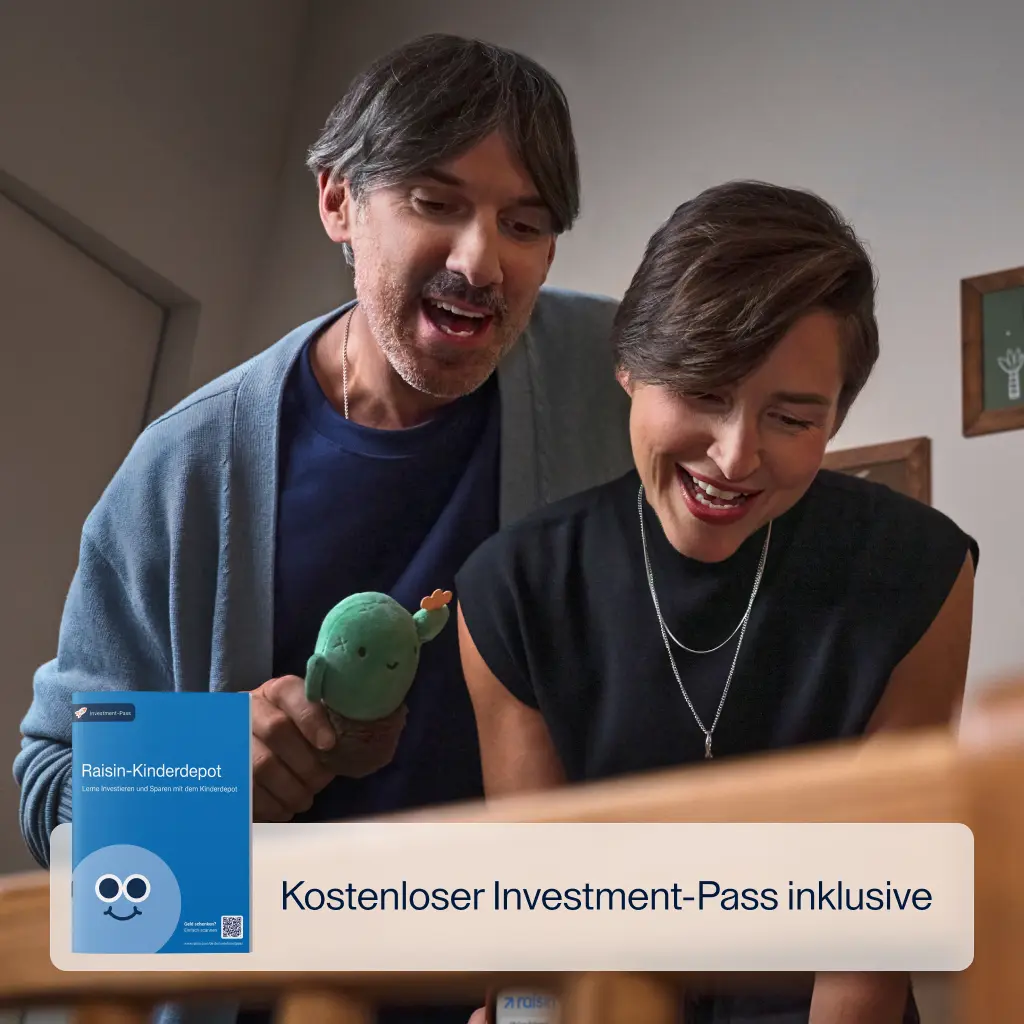 Raisin DE- Eltern schauen gemeinsam lächelnd auf einen Bildschirm, neben ihnen ein Auszeichnungssiegel für Robo-Advisor.