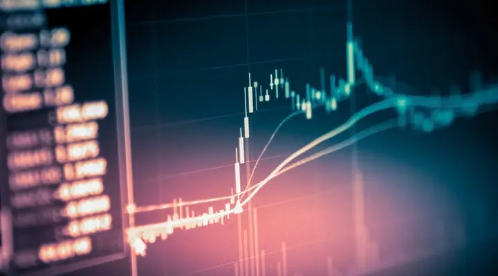 Torre de monedas mientras barras translúcidas muestran tendencia ascendente.