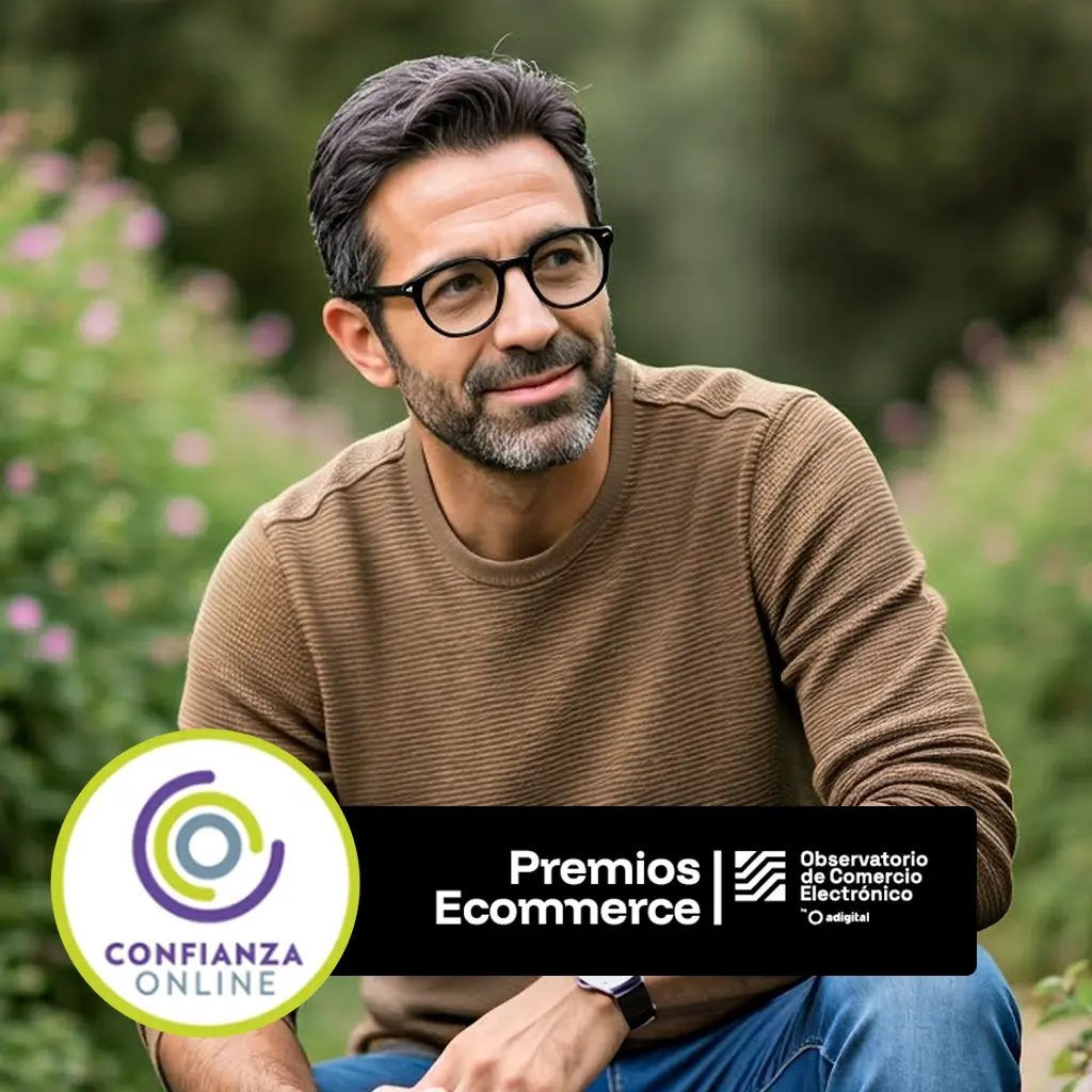 Hombre con gafas en jardín.