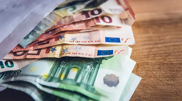 Opengescheurde envelop met biljetten