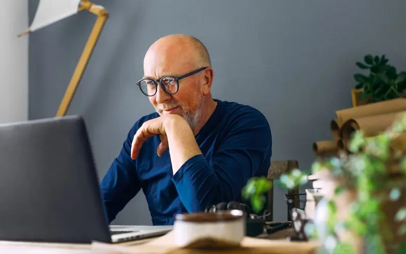 Uomo che lavora al computer