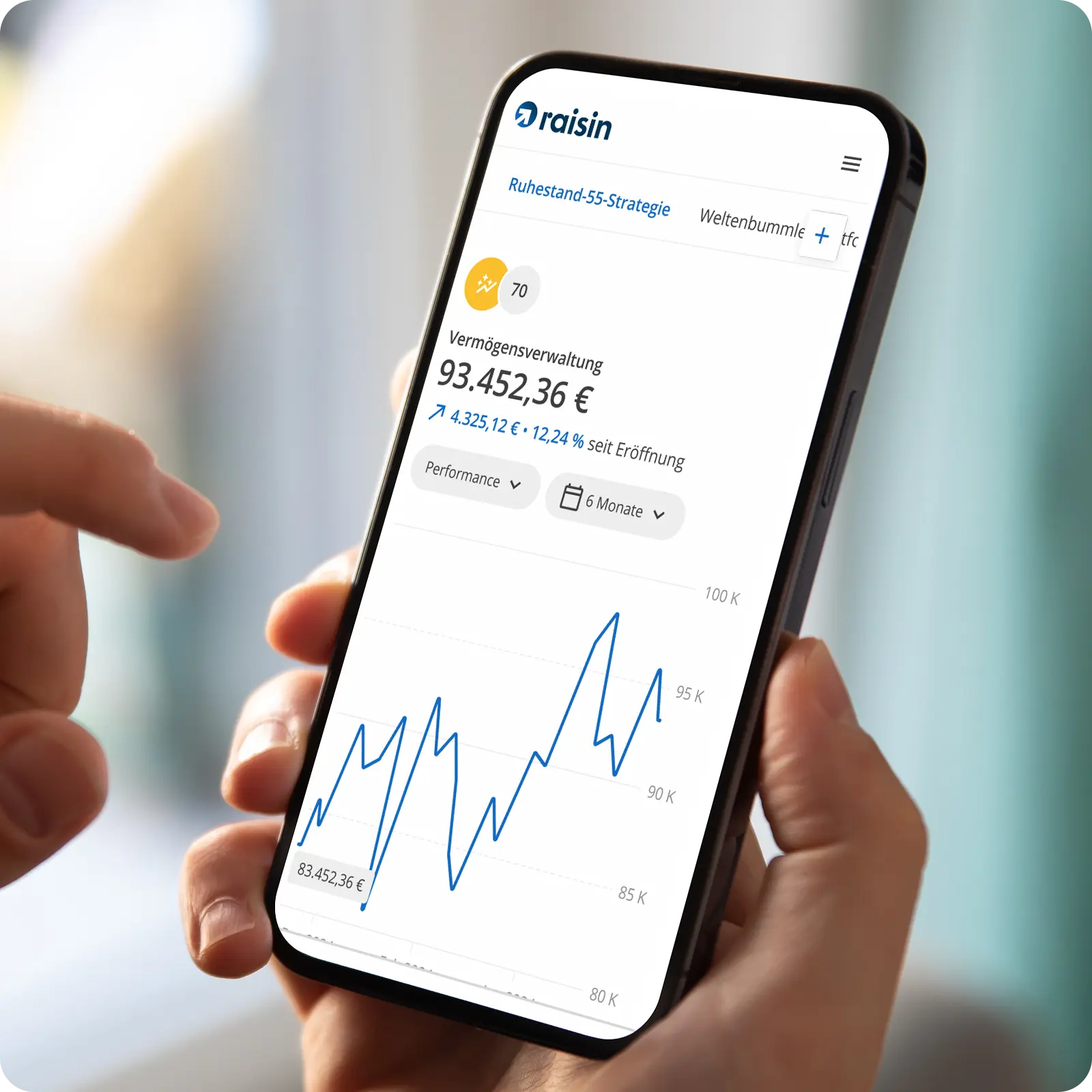Raisin DE-DWM Mockup Mockup eines Smartphones, das die Benutzeroberfläche der Raisin-App zeigt.