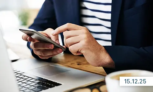 raisin_fi_turvallisuustoiminto.png Lähikuva henkilöstä tietokoneen ääressä, puhelin kädessään.