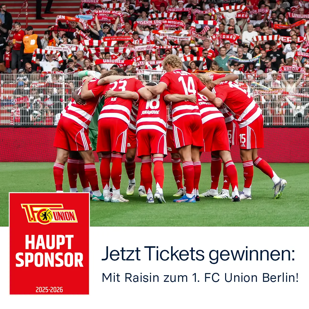 Männer-Mannschaft 1. FC Union Berlin auf dem Spielfeld im Raisin-Trikot