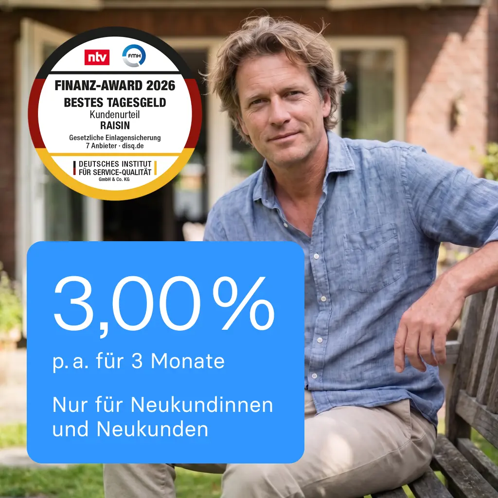 Raisin DE StartZins 3,00 Finanzaward Ein Mann auf einer Holzbank vor einem Haus. Im Vordergrund eine blaue Box mit dem Text ‚3,00 % p. a. für 3 Monate, nur für Neukundinnen und Neukunden‘. Oben links ist das Siegel ‚Finanz-Award 2026 – Bestes Tagesgeld‘ zu sehen.