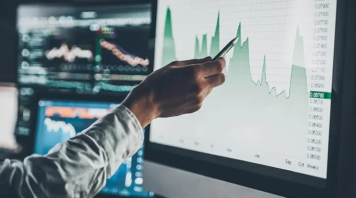 Raisin DE-Graph Analyse Hand wijst naar grafiek op computer