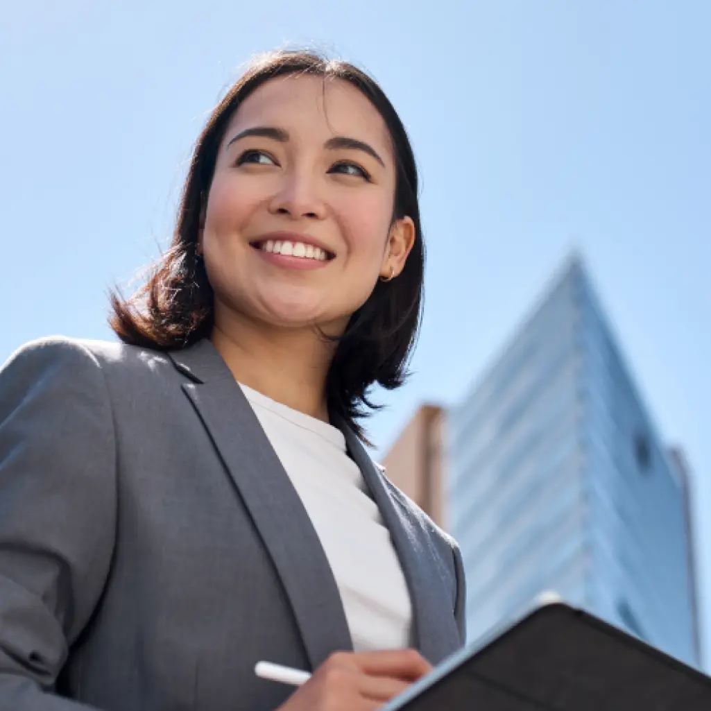 rbmax-about-1024.png woman with tablet