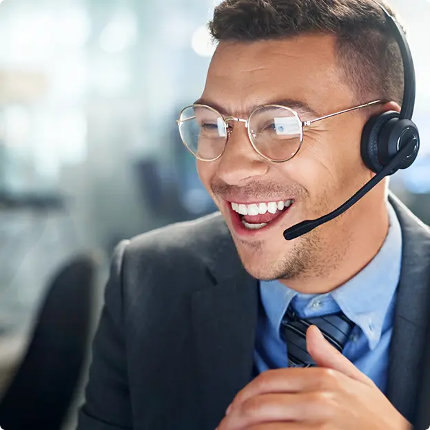 Ein lächelnder Kundenservicemitarbeiter.