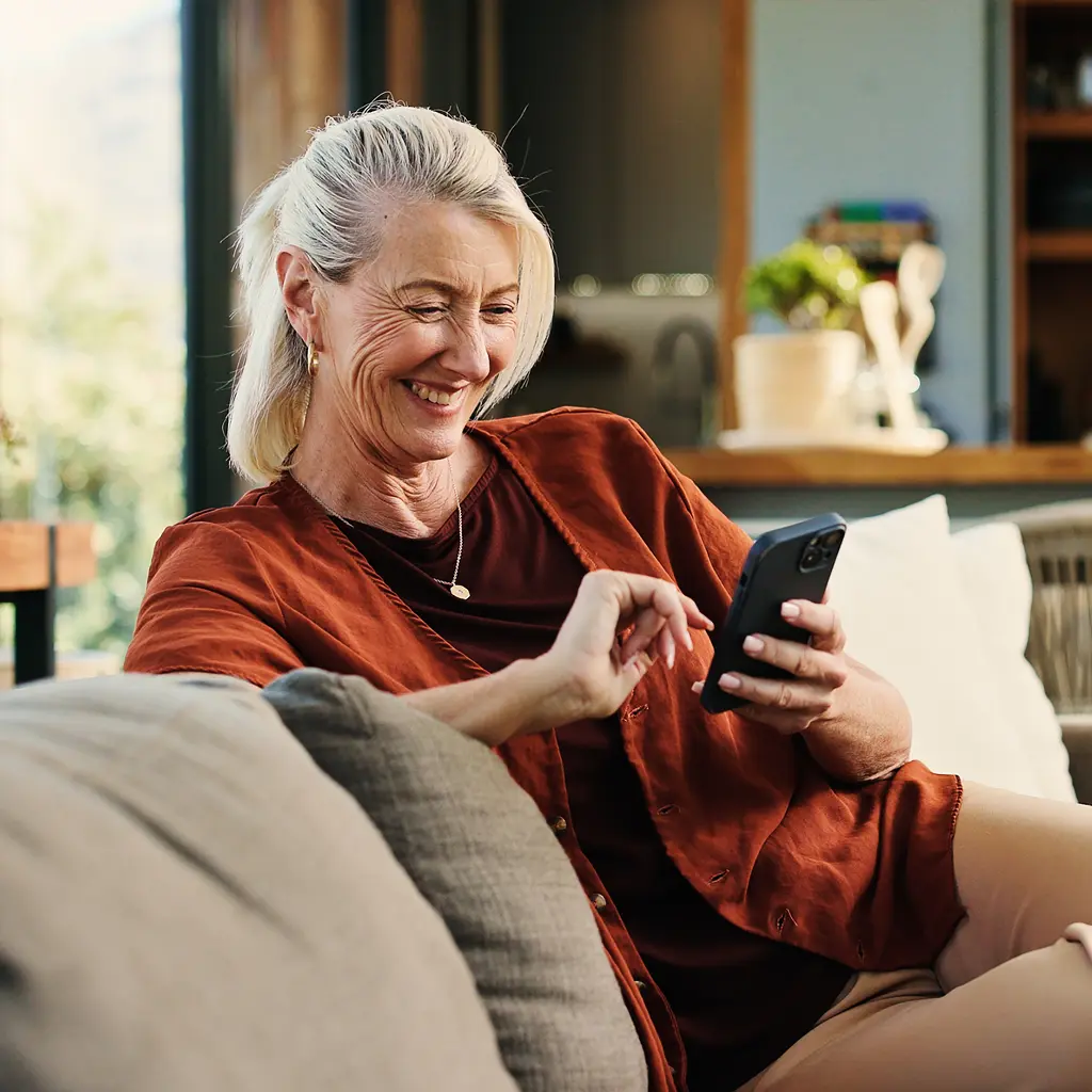 About-Everbank.png woman on phone