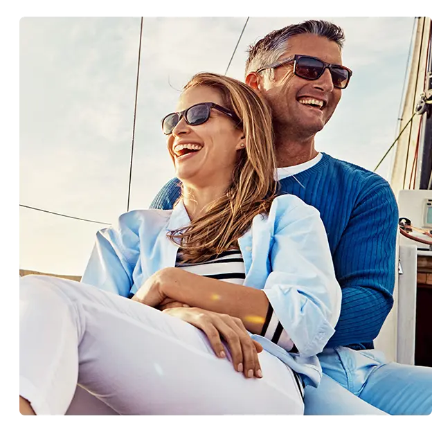 Pareja con gafas de sol sonriendo.